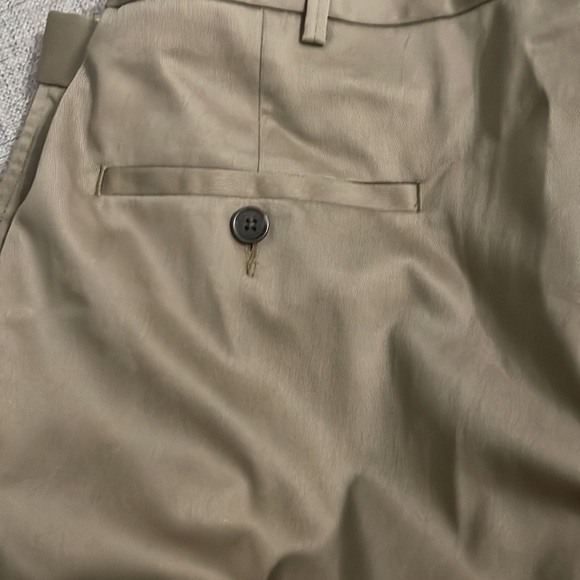 Haggar men classic fit 42w/ 32 L - Picture 3 of 4